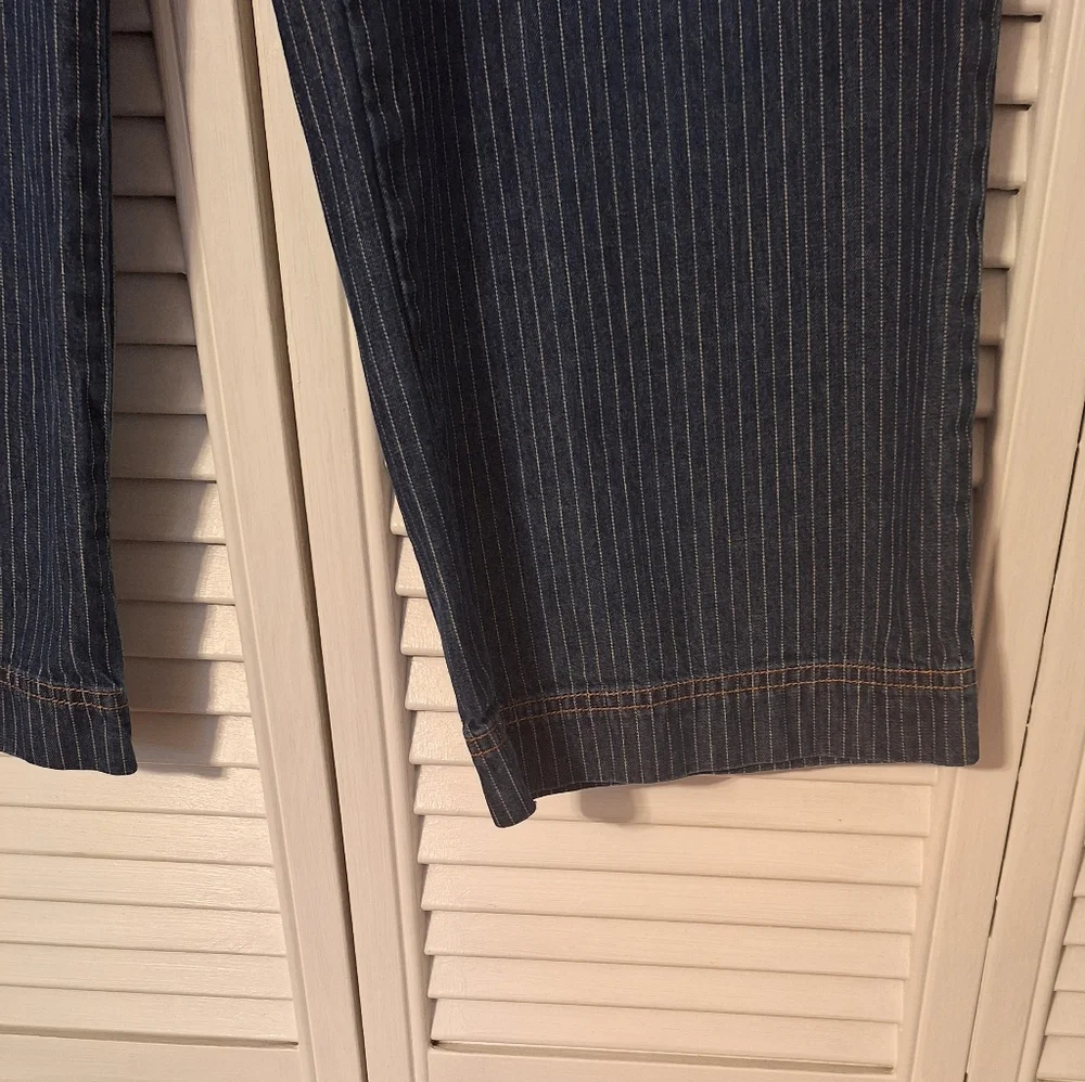Chico's Railroad pinstripe cotton crop capri Jean's sz 1 8 *A1 - Picture 7 of 7